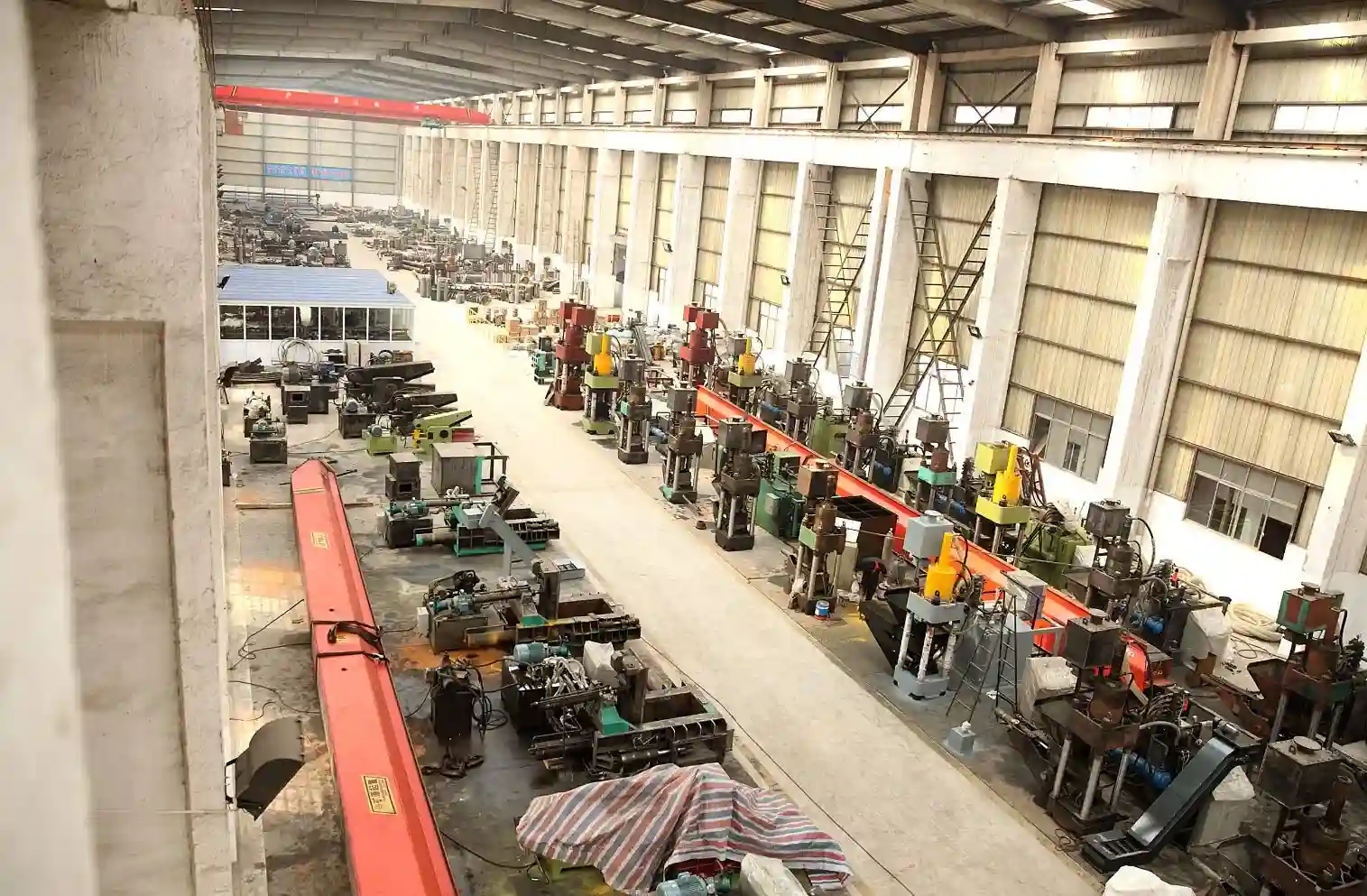 Ligne de production automatisée pour machines de compactage hydrauliques