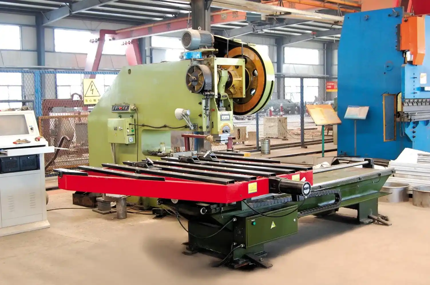 Test final d'une machine de compactage commerciale avant expédition